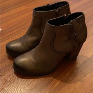 Clarks 1.5 inch booties/Leather/pewter/bronze